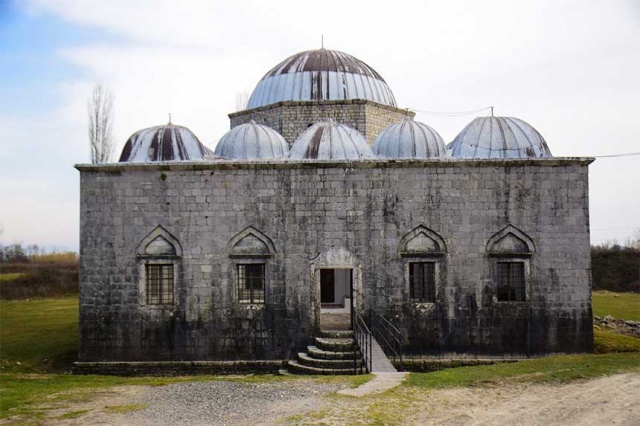 Bütünüyle taştan inşa edilmiş olan camide dikkati çeken yapılardan biri de yapıya sonradan eklendiği anlaşılan dikdörtgen planlı ve güneybatı cephesi iki yuvarlak kemer açıklıklı türbesi.