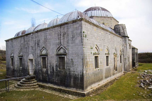 Kurşunlu Camii'nin, Arnavutluk genelinde kültürel miras bağlamında tarihi değerlere sahip en önemli eserlerden biri olduğunun altını çizen Podgorica, "Proje, Ulusal Nesnel Miras Konseyi'nden restorasyon noktasında yeşil ışık aldı. Cami avlusu ve çevresi, ışıklandırma sistemi, caminin yeniden dikilmesi, iç ve dış cephenin restorasyonu öngörülüyor." diye konuştu.
