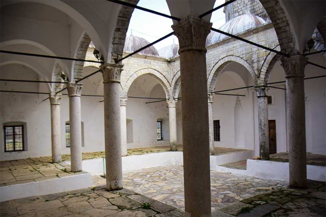 Arnavutluk'ta dinin resmen yasaklandığı 1967'de minaresi de yıkılan cami, belirli dönemlerde hizmet vermiyordu. Komünizm döneminin sona ermesinin ardından cami, Kasım 1990'da kapılarını tekrar ibadete açtı.