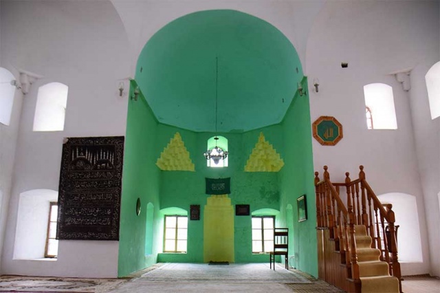 Arnavutluk'ta dinin resmen yasaklandığı 1967'de minaresi de yıkılan cami, belirli dönemlerde hizmet vermiyordu. Komünizm döneminin sona ermesinin ardından cami, Kasım 1990'da kapılarını tekrar ibadete açtı.