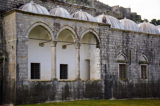 Rozava Kalesi'nin aşağı eteklerinde, Drini, Kir ve Boyna nehirlerinin kesiştiği noktada, bugünkü kent merkezinin güneydoğusunda yer alan cami, 1948'de kültürel anıt ilan edildi.