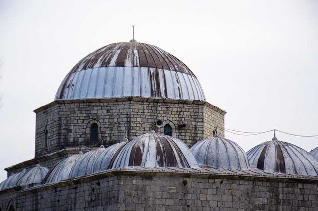 Arnavutluk'ta dinin resmen yasaklandığı 1967'de minaresi de yıkılan cami, belirli dönemlerde hizmet vermiyordu. Komünizm döneminin sona ermesinin ardından cami, Kasım 1990'da kapılarını tekrar ibadete açtı.