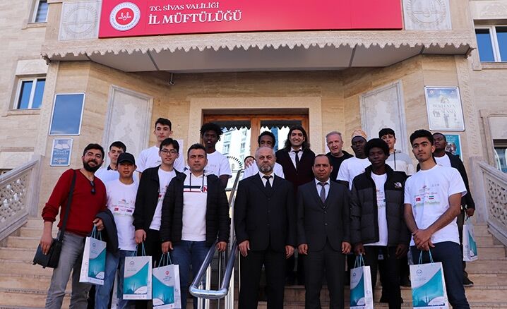Uluslararası imam hatip öğrencilerinden müftülüğe ziyaret