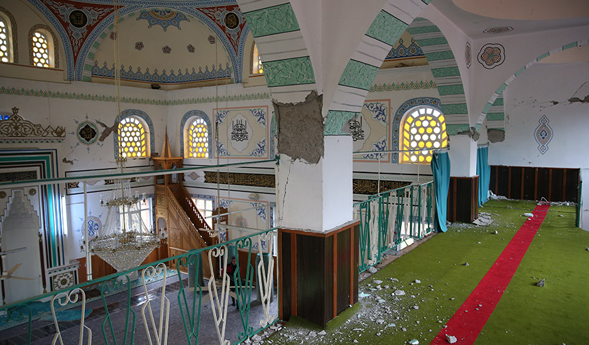 düzce-depremde-hasar-gören-cami-yıkılacak-22