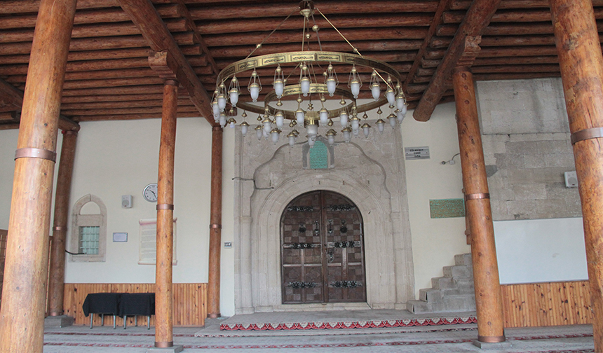 Osmanlı-eseri-ahşap-direkli-cami