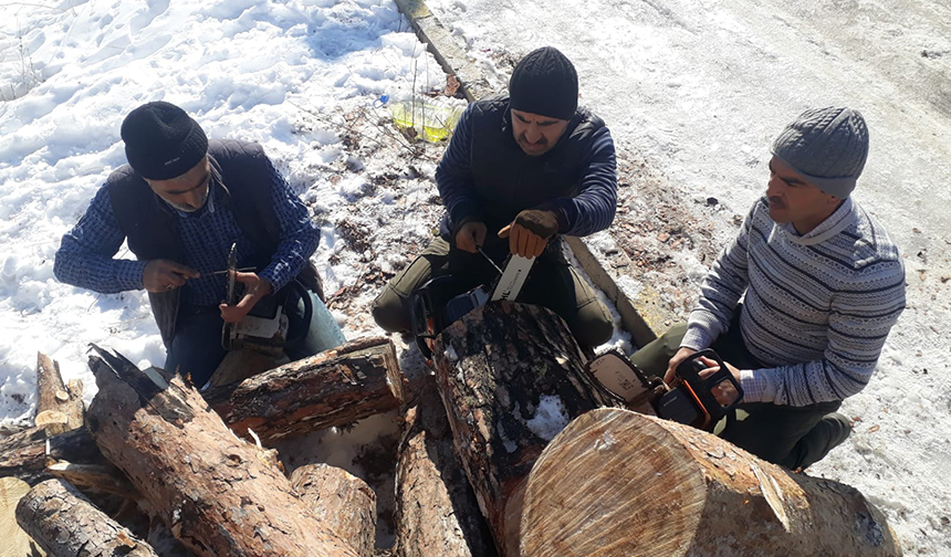 Oltulu-din-görevlileri,-köylülerle-deprem-bölgesi-için-yakacak-odun-hazırladı01