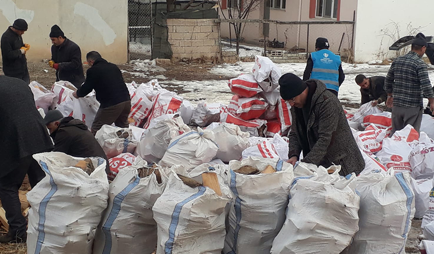 Oltulu-din-görevlileri,-köylülerle-deprem-bölgesi-için-yakacak-odun-hazırladı02