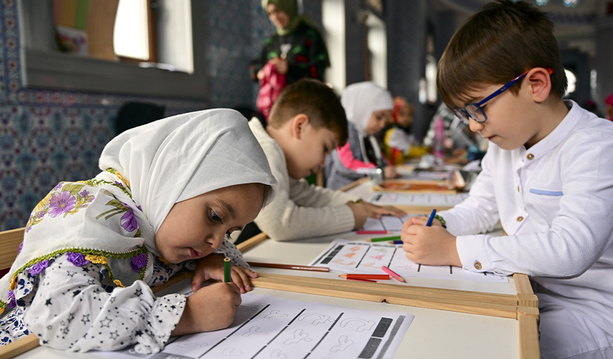 İstanbul'daki-Hazreti-Ömer-Camii'ne-çocuklardan-büyük-ilgi