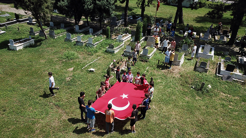 2023.07.15 Kur'an Kursu Öğrencileri 15 Temmuz Şehidinin Kabrinde Dua Etti Türk Bayrağı Açtı (10)