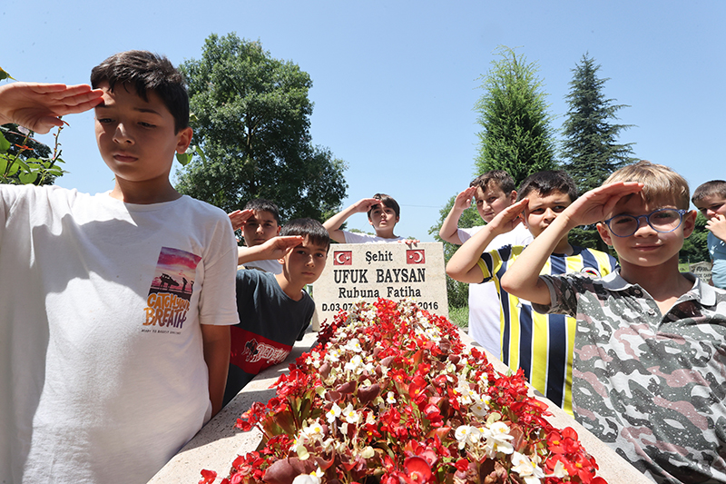 2023.07.15 Kur'an Kursu Öğrencileri 15 Temmuz Şehidinin Kabrinde Dua Etti Türk Bayrağı Açtı (6)