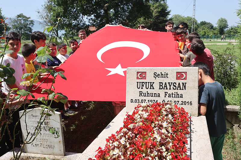 2023.07.15 Kur'an Kursu Öğrencileri 15 Temmuz Şehidinin Kabrinde Dua Etti Türk Bayrağı Açtı (7)
