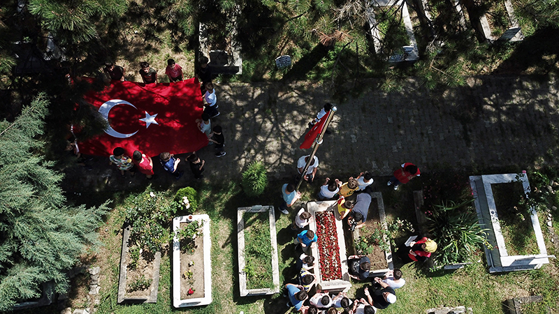 2023.07.15 Kur'an Kursu Öğrencileri 15 Temmuz Şehidinin Kabrinde Dua Etti Türk Bayrağı Açtı (9)