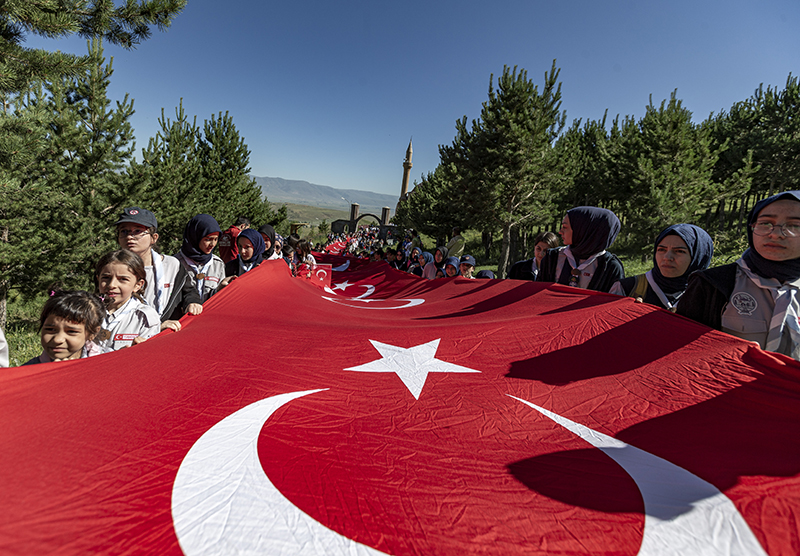 2023.07.14 Erzurumlu Gençler 15 Temmuz Yürüyüşünde 500 Metrelik Türk Bayrağı Taşıdı (1)