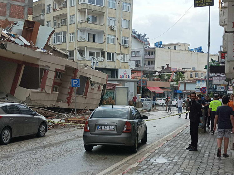 Hatay'da depremlerde hasar alan iki katlı bina çöktü 3