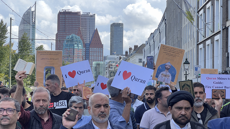 Hollanda Kur'an-ı Kerim'e Yapılan Saldırıları Protesto (1)
