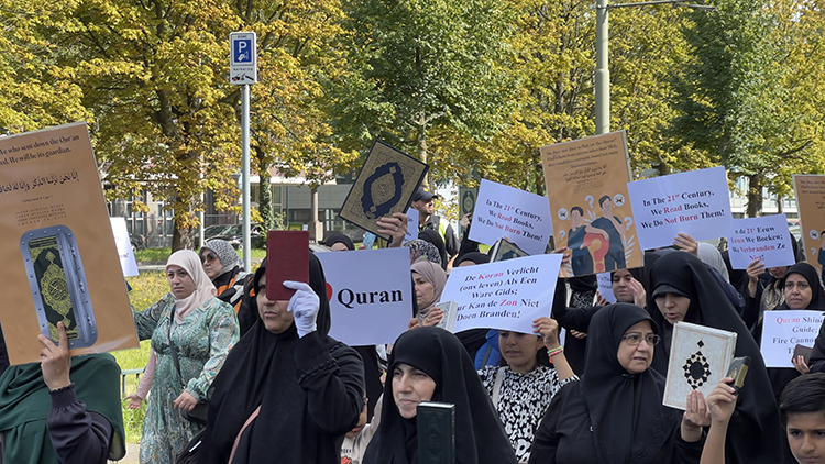 Hollanda Kur'an-ı Kerim'e Yapılan Saldırıları Protesto (2)
