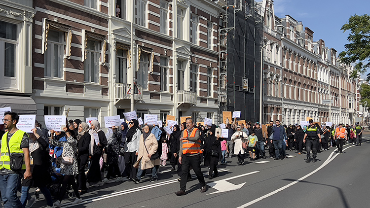 Hollanda Kur'an-ı Kerim'e Yapılan Saldırıları Protesto (4)