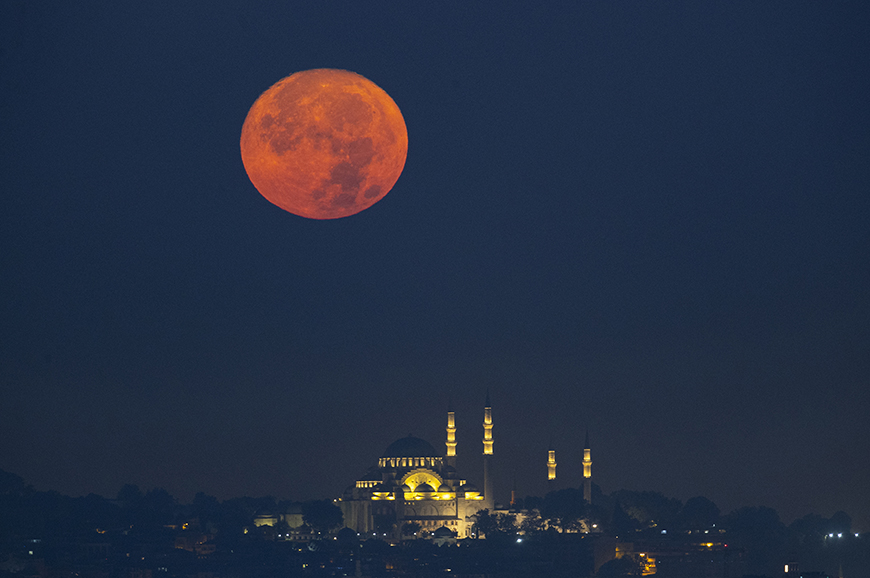 Ay'ın Dünya'ya en yakın konumda olduğu, normalden daha parlak ve büyük gözlemlendiği 'Süper Ay' İstanbul'da Süleymaniye Camisi ile birlikte görüntülendi.