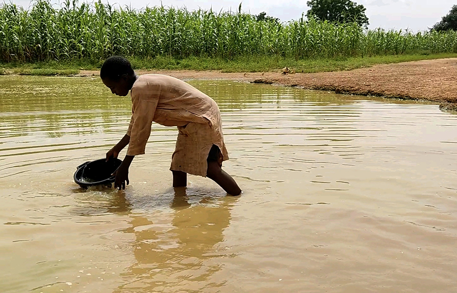 2023.09.15 Nijeryanın Kano Eyaletinde Temiz Su İçin Kilometrelerce Yürüyorlar (3)