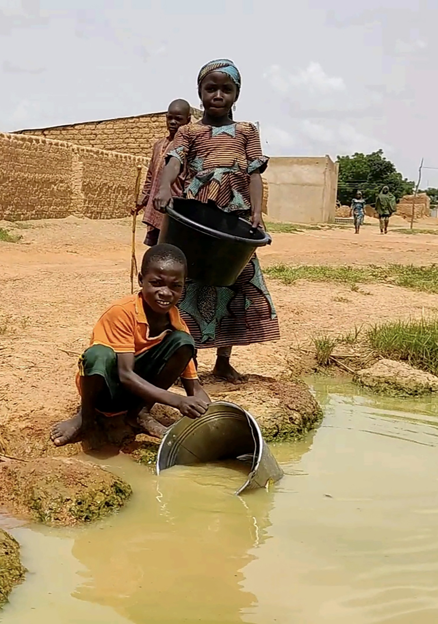 2023.09.15 Nijeryanın Kano Eyaletinde Temiz Su İçin Kilometrelerce Yürüyorlar (6)