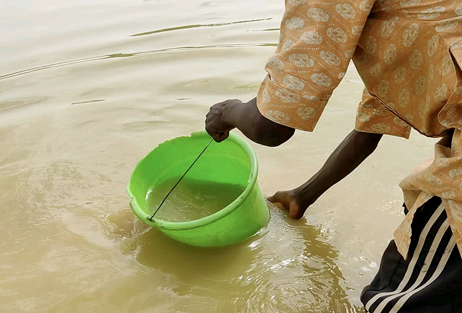 2023.09.15 Nijeryanın Kano Eyaletinde Temiz Su İçin Kilometrelerce Yürüyorlar (7)