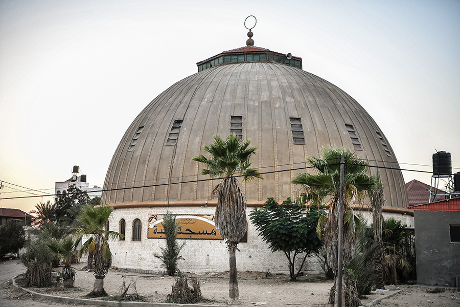 Gazze'de Filistinli Abdullah Ebu Taha, Mesicid-i Aksa'daki Kubbetüs Sahra Camii'nden esinlenerek farklı mimariye sahip bir cami inşa etti.