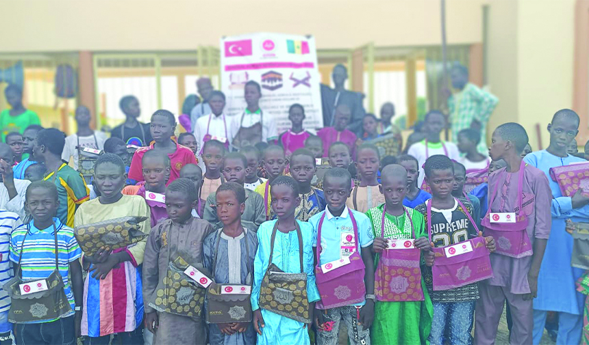Senegal’de “Bir Hediye Kur’an’ın da Senin Okunsun” kampanyası (8)