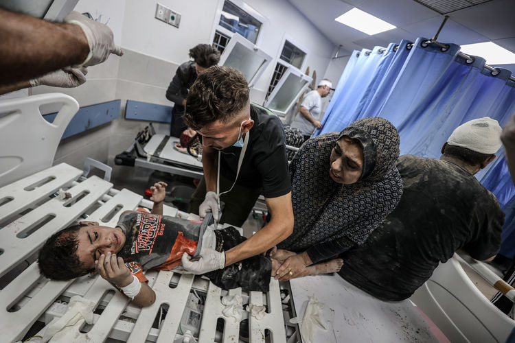 Gazze'deki Filistinliler, sığındıkları Şifa Hastanesi'nde zor şartlarda yaşam mücadelesi veriyor (1)