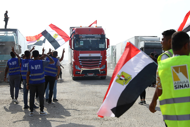 Gazze'ye ikinci yardım konvoyu Refah Sınır Kapısı'ndan giriş yaptı (1)