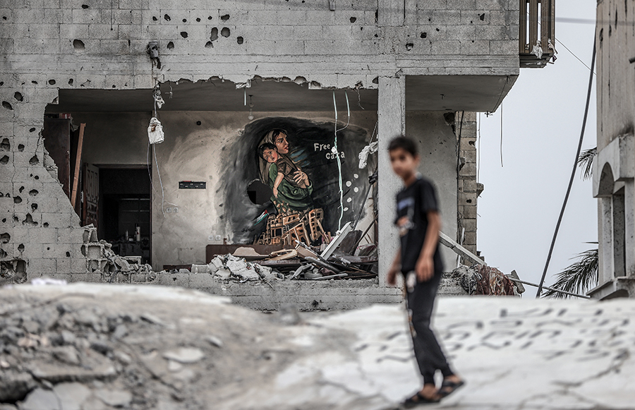 Gazze Şeridi'nin Deyr Balah kentindeki Filistinli grafiti sanatçıları, "İşgal Çocukları Öldürüyor" adı altında İsrail'in son saldırılarında yıkılan evlerin enkazları üzerine grafiti çizdi.