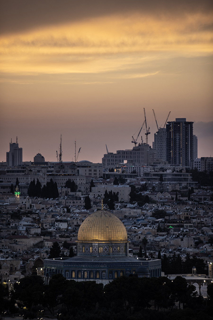 Tarihi ve dini dokularıyla öne çıkan Kudüs, Zeytin Dağından gün batımı manzarasıyla görenleri büyülüyor.