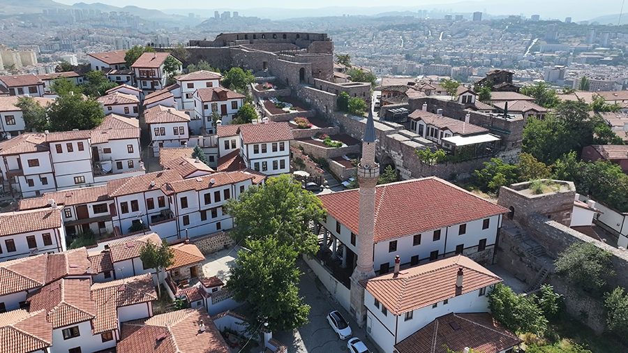 12. yüzyılda Ankara'da İç Kale’nin girişine, 1186’da Ankara Meliki olan Muhyiddin Mesud tarafından yaptırılan Sultan Alâeddin Camii, Selçuklu dönemini yansıtan bir şaheseridir.