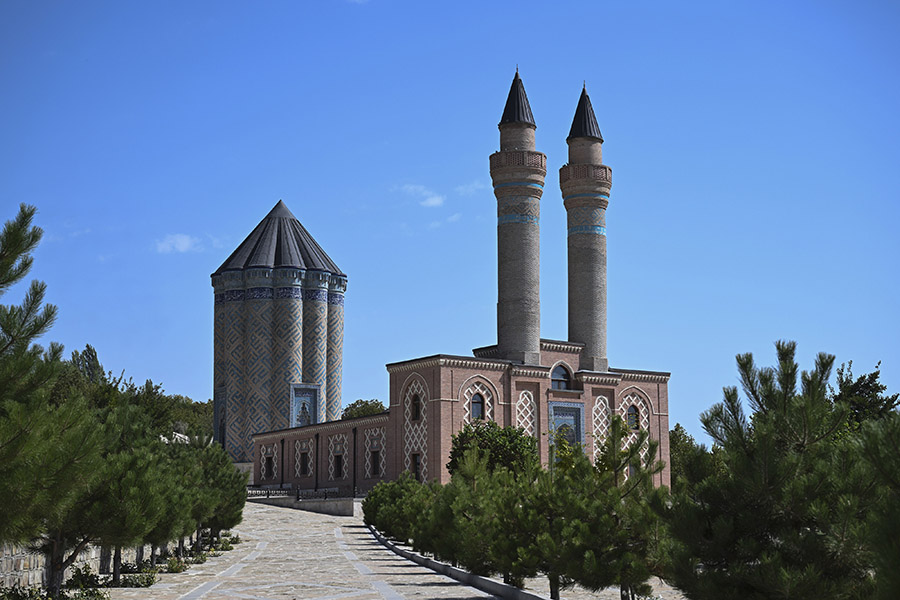 Tarih boyunca coğrafi konumu bakımından önemli bir geçiş noktası olan Nahçıvan Özerk Cumhuriyeti'nde Karabağlar Türbe Kompleksi ile Mümine Hatun Türbesi mimari özellikleriyle turistlerin ilgi odağı oluyor.