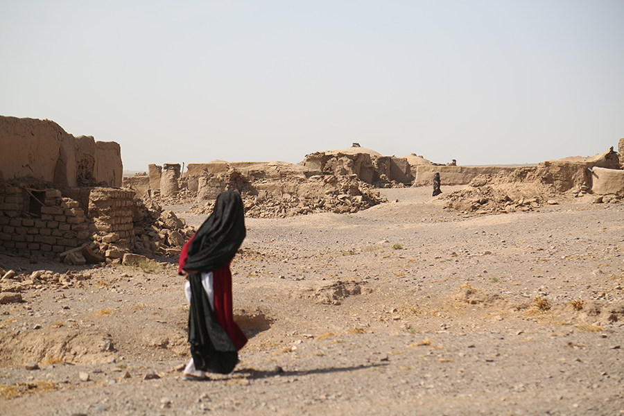 Afganistan'ın batısında, İran sınırında bulunan Herat vilayetinde art arda meydana gelen depremlerle bölgedeki köylerde bulunan yerleşim yerlerinin tamamı neredeyse yıkıldı ya da ağır hasar aldı.