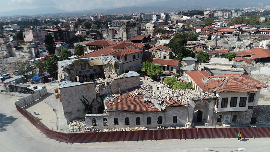 Anadolu'nun ilk camisi olarak kabul edilen ve 6 Şubat'taki depremlerde tamamen yıkılan Habib-i Neccar Camii'nin, Vakıflar Genel Müdürlüğü kontrolünde aslına uygun inşası için çalışmalara başlandı.