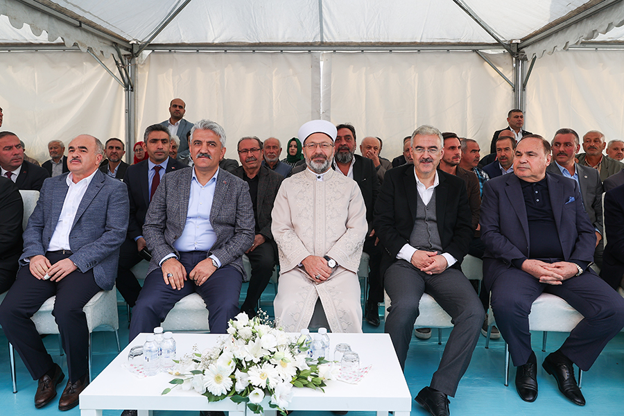 Diyanet İşleri Başkanı Prof. Dr. Ali Erbaş, Kırıkkale’de yapımı tamamlanan “İslami Değerler Külliyesi Açılış Töreni”ne katıldı.
