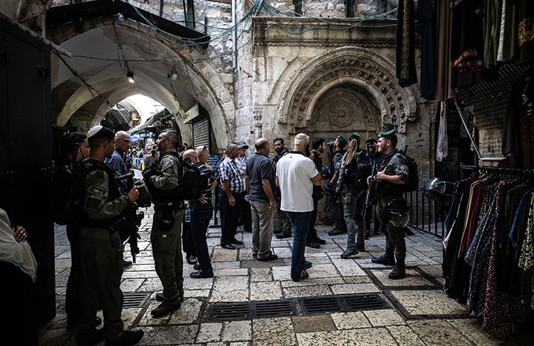 Mescid-i Aksa işgalci İsrail polisinin kısıtlamaları nedeniyle bu cuma da neredeyse boş kaldı (2)