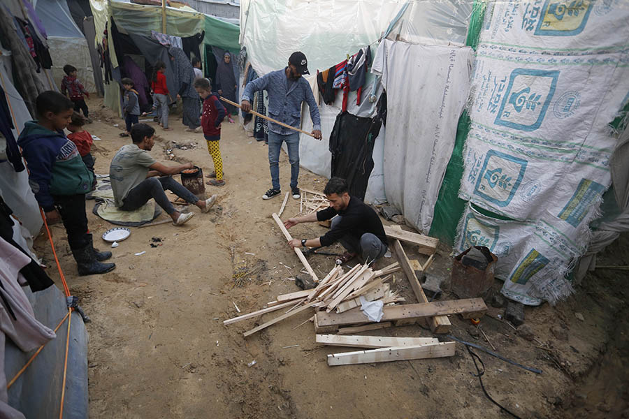 Katil İsrail'in bombardımanından korunmak için evlerini terk edip Deyr Belah kentine sığınan Filistinli aileler, derme çatma çadırlarda soğuk hava şartlarıyla mücadele ediyor.