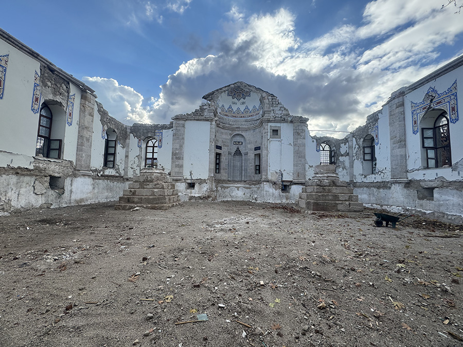 Malatya'da yapımına 1893'te başlanan ve Sultan 2. Abdülhamit'in verdiği destekle 1912'de tamamlanan tarihi cami, Kahramanmaraş merkezli depremlerde yıkıldı.