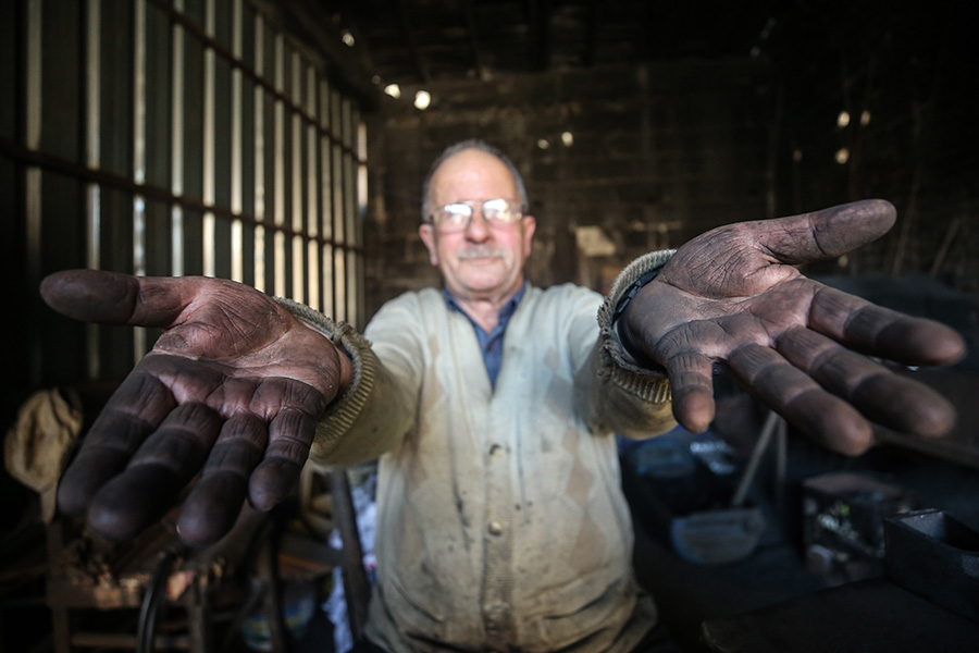 İş yerindeki körüklü ocağında babasından kalma demirciliği sürdüren 65 yaşındaki Kuloğlu, 45 yıldır balta, nacak ve çeşitli tarım aletleri üretiyor.