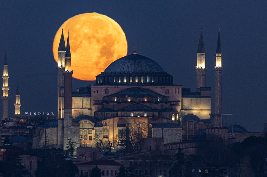 İstanbul'da dolunay, Ayasofya-i Kebir Camii Şerifi ve Süleymaniye Camii ile birlikte görüntülendi.