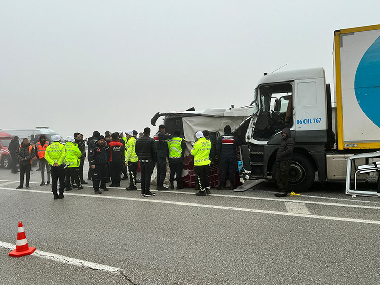 Malatya'da Yolcu Otobüsünün Devrilmesi Sonucu 4 Kişi Öldü, 36 Kişi Yaralandı-2