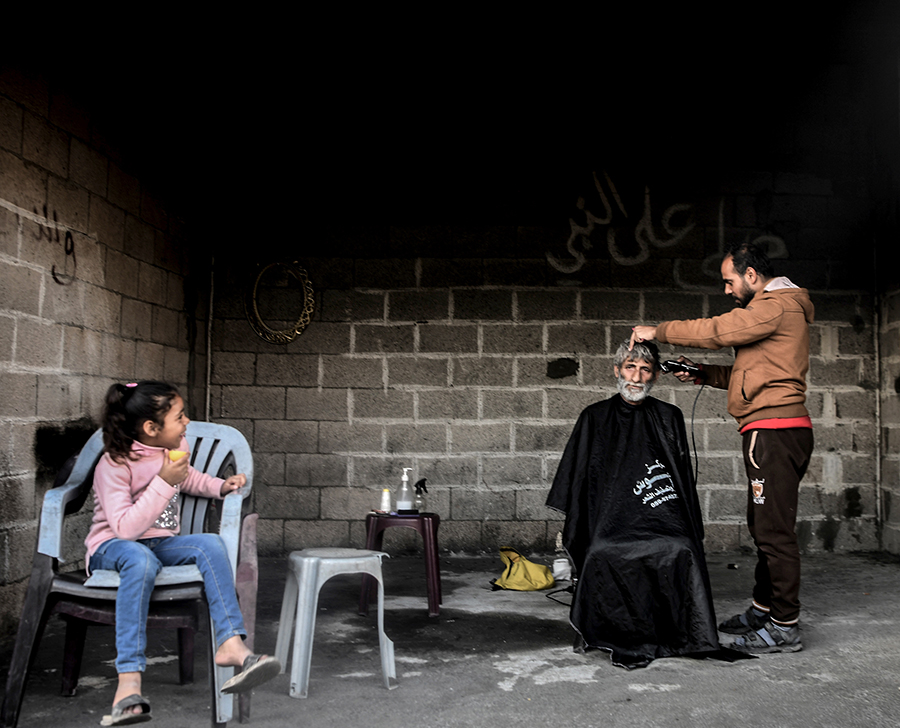 Katil İsrail güçlerinin bombardımanına maruz kalan Refah kentindeki Filistinliler, kısıtlı imkanlar ve zor şartlar altında günlük yaşamlarını sürdürmeye çalışıyor.