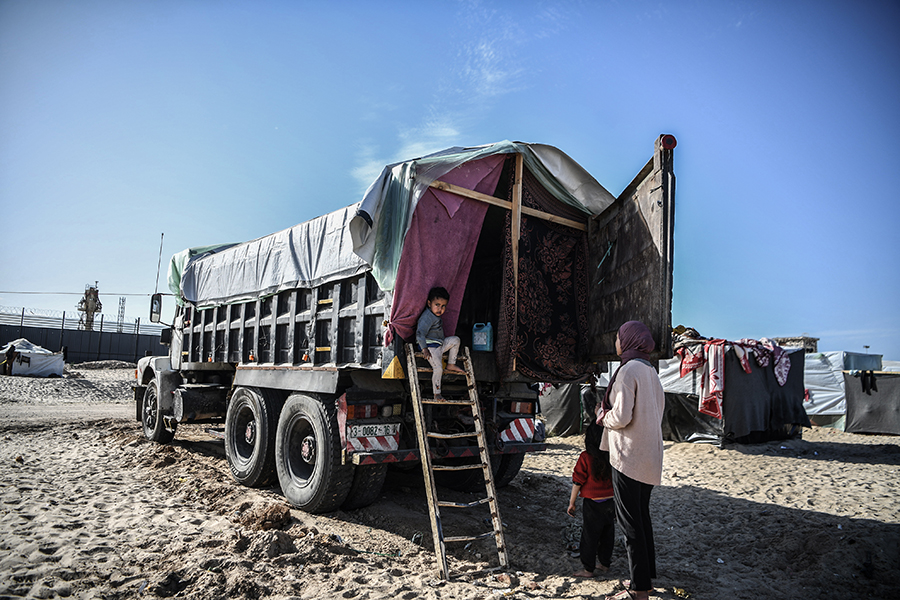 Katil İsrail bombardımanından korunmak ve can güvenliklerini sağlayabilmek için evlerini terk edip Refah ilindeki Gazze Şeridi ile Mısır arasındaki sınır bölgesine sığınan 7 kişilik Jabr Abu Eid ailesi, bir kamyon kasasında zor şartlar altında yaşamlarını sürdürmeye çalışıyor.