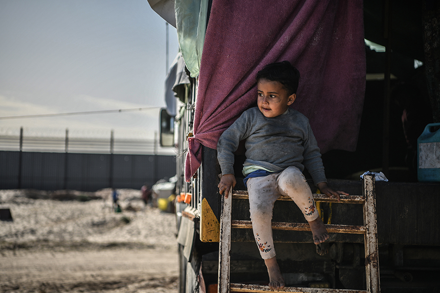Gazze'de yakıt kolay bulunmadığı için kamyon sahibi Filistinli aileye terk edilmiş vaziyette olan kamyon kasasında yaşamalarına izin verdi.