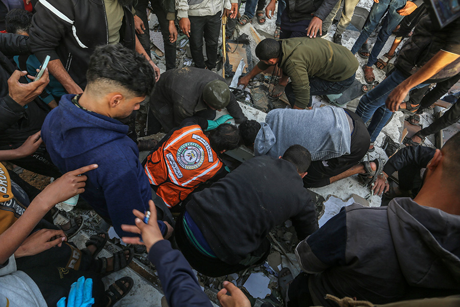 Katil İsrail'in abluka altındaki Gazze Şeridi'ne yönelik düzenlediği saldırılar devam ediyor. İsrail savaş uçaklarının Gazze'nin güneyindeki Refah kentine düzenlediği saldırılarda Ömer Bin Abdülaziz Camisi yerle bir oldu. Sivil savunma ekipleri ve bölgedeki Filistinliler, saldırıda yıkılan caminin enkazında arama kurtarma çalışması yaptı.