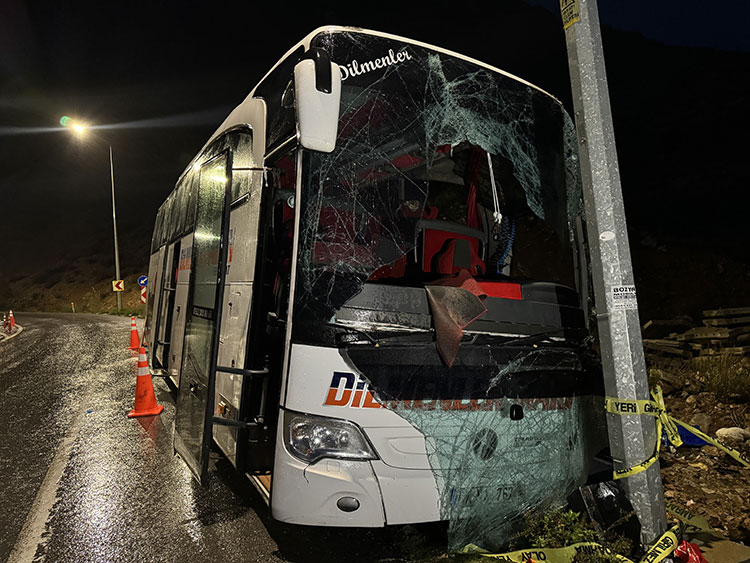 Mersin'de Devrilen Yolcu Otobüsündeki 9 Kişi Öldü, 30 Kişi Yaralandı 2
