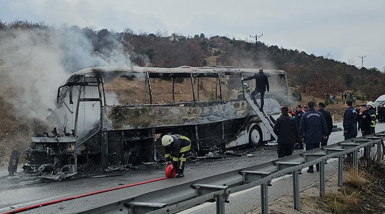 Çorum'da Yolcu Otobüsü Kamyona Çarptı, 2 Kişi Öldü, 5 Kişi Yaralandı