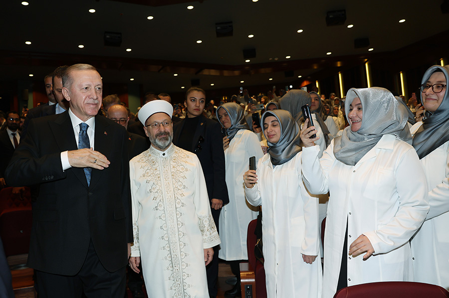 Cumhurbaşkanı Recep Tayyip Erdoğan (solda), Beştepe Millet Kongre ve Kültür Merkezi'nde düzenlenen Diyanet Akademisi Başkanlığı 1. Dönem Aday Din Görevlileri Mezuniyet Merasimi'ne katıldı. Programa, Diyanet İşleri Başkanı Ali Erbaş da katıldı.