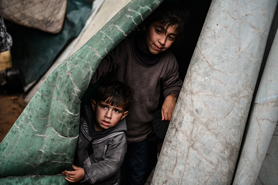 Katil İsrail'in 7 Ekim 2023'ten bu yana yoğun saldırılarına maruz kalan Gazze Şeridi'nin güneyindeki Refah kentinde kurdukları çadırlarda yaşama tutunmaya çalışan Filistinliler, çocukların dondurucu soğuk nedeniyle büyük zorluklar yaşadığını ifade ediyor.